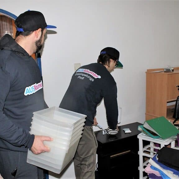 AUSRäumer Mitarbeiter räumen eine Wohnung in Wien